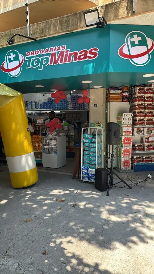 Fachada real da Drogarias TopMinas no Engenho de Dentro