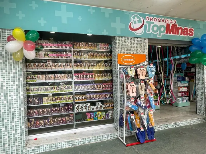 Fachada real da Drogarias TopMinas em Inhaúma